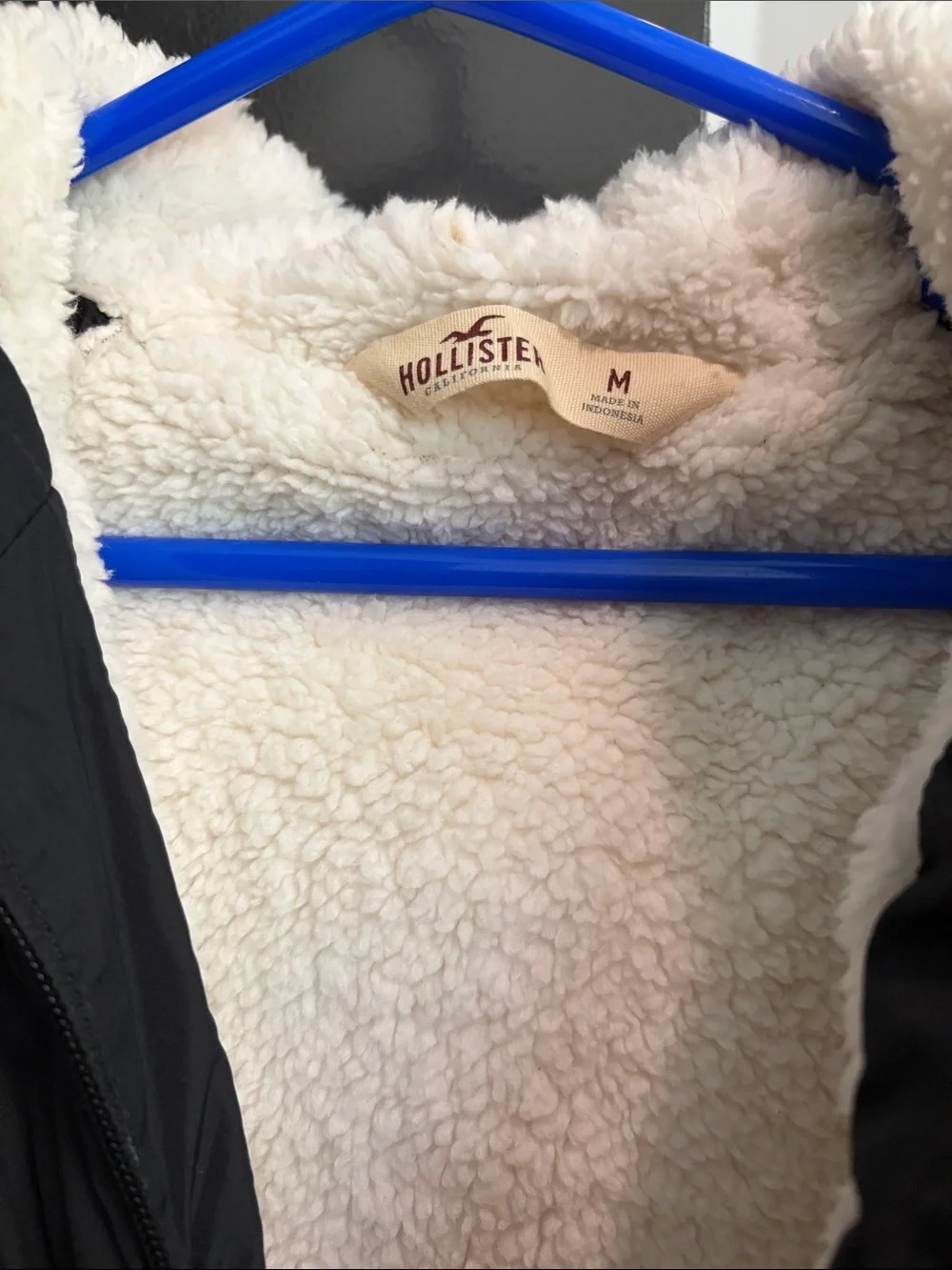 Hollister Black Quilted Puffer Vest with Cream Sherpa Lining